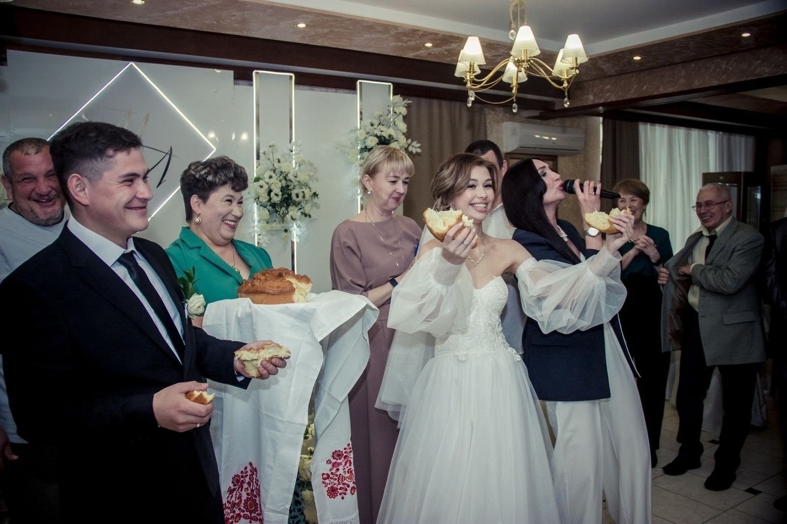 Ирина Акулинина с молодожёнами и гостями на свадьбе